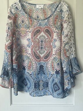 FYVE,size L, Lace-Sleeve Women's Top in Multi-Color. Light airy,feminine. EUC